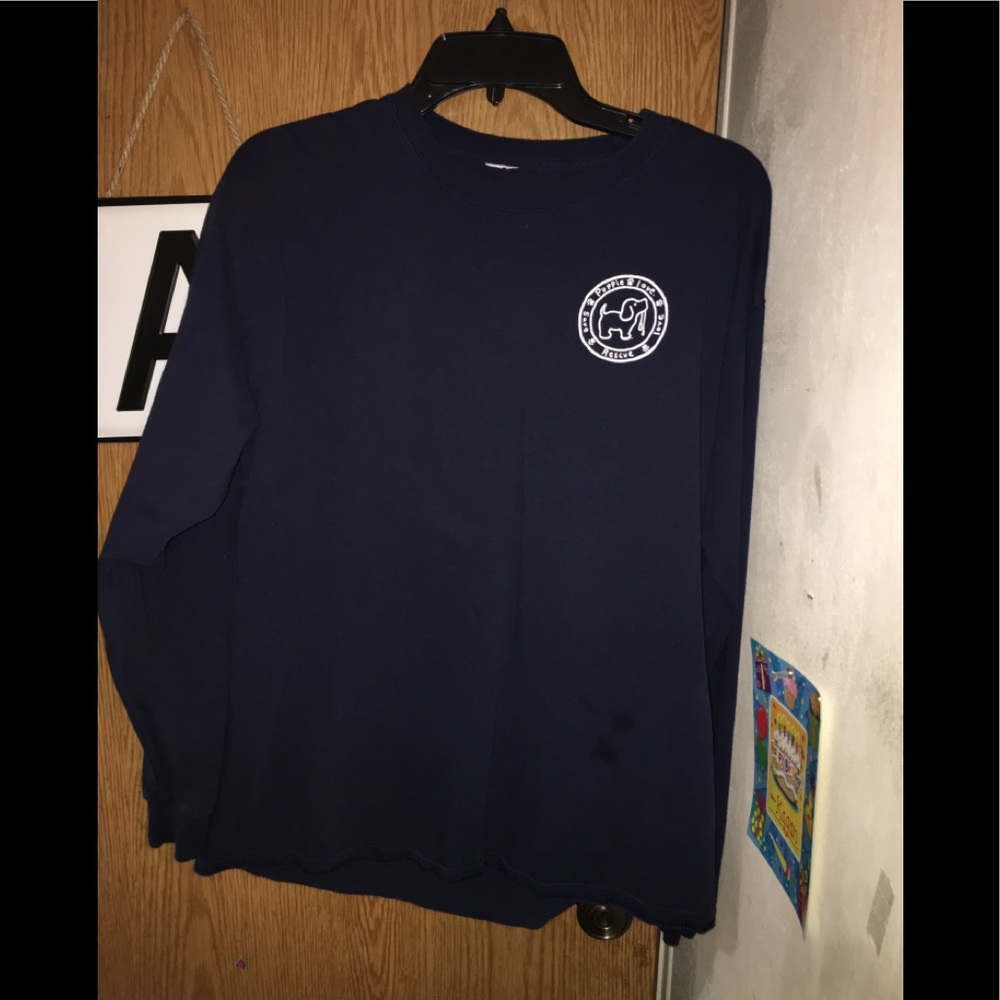 a longe sleeve shirt